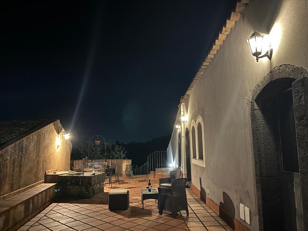 Etna 1928 Country House - Vista esterna della struttura immersa nella natura siciliana ai piedi dell'Etna