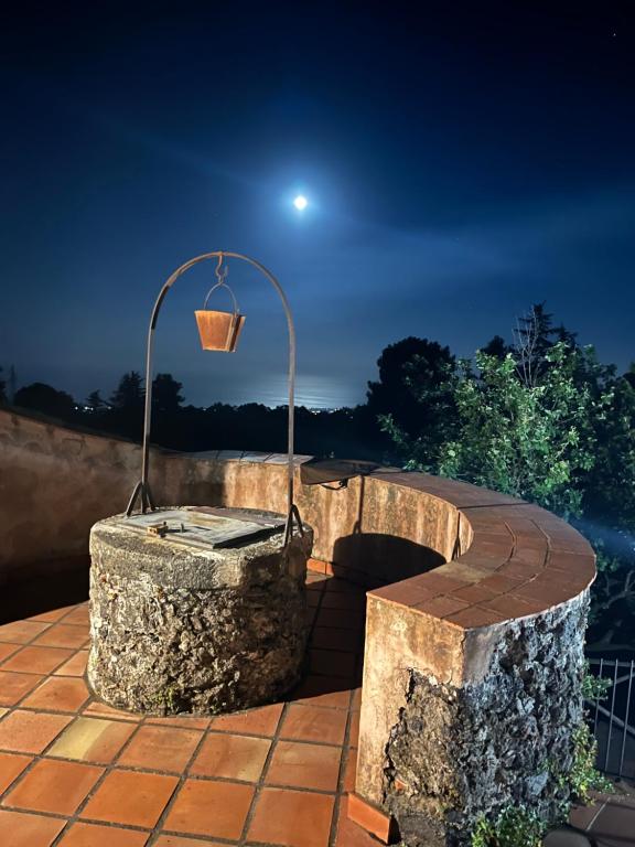 Etna 1928 Country House - Facciata principale con giardino e vista panoramica sul vulcano Etna